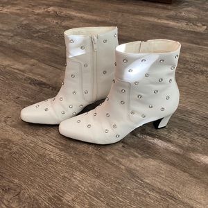 Gianni Bini white bedazzled size 7.5 boots